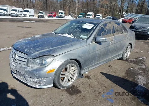 2013 Mercedes-Benz C 250 Sport z USA, uszkodzony, nr VIN WDDGF4HB8DA851415